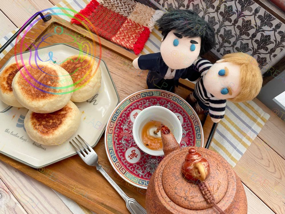 カップにお茶を注ぐ様子を見守るぽけボーイズ