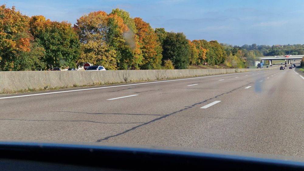 Route du retour. Les arbres ont revêtu leurs belles couleurs d'automne et le soleil est là 