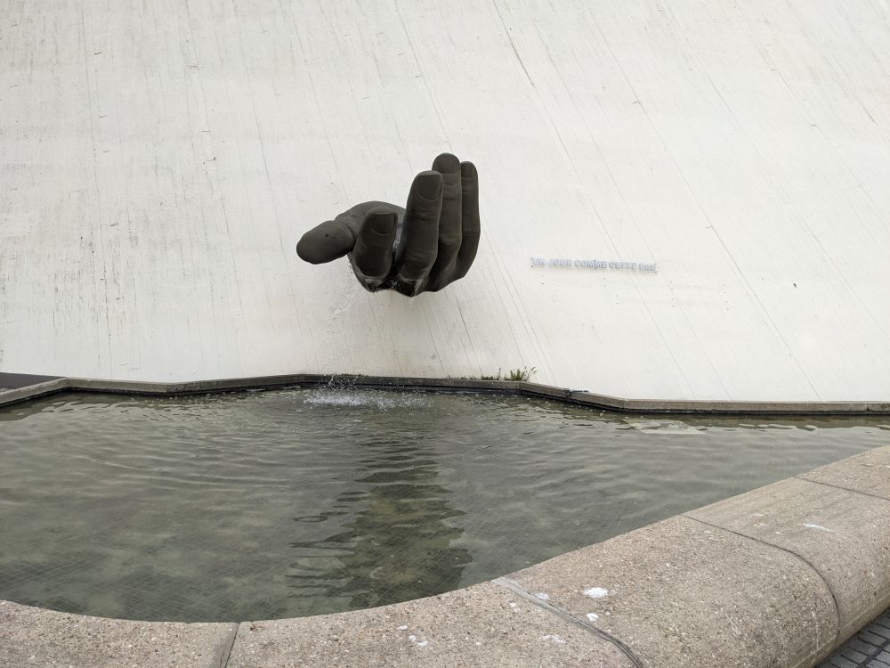 Kunstinstallation "Hand" an der Niemeyer-Bibliothek