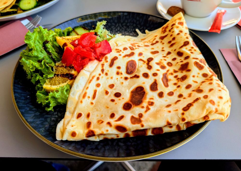 Herzhafter, zusammengefalteter Crepe mit Salat-Garnitur