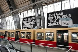 Reklam för Oatly på en S-bahn station