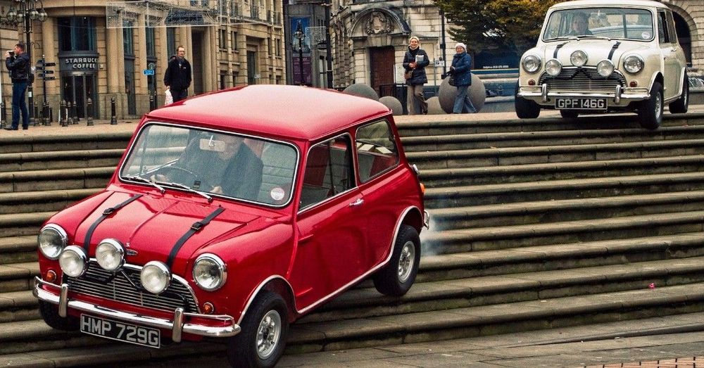 Två mini cooper som kör ner från trappor i filmen The Italian Job 