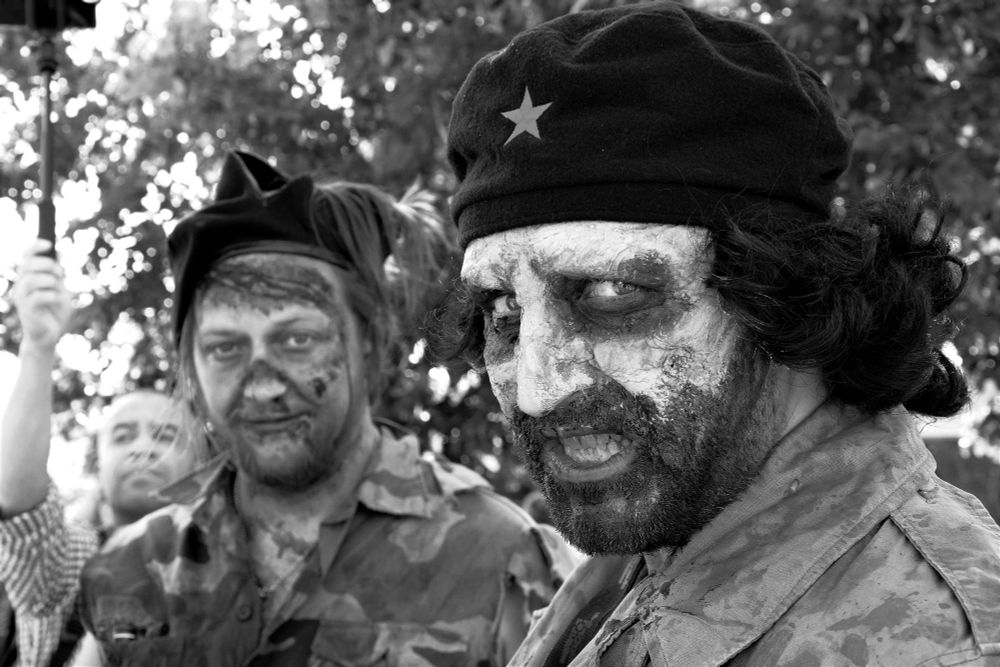photo en noir et blanc prise lors d'une zombie walk
c'est le portrait d'un homme barbu déguisé en fantôme de Che Guevara avec son berret à l'envers. Son visage est peint en blanc avec des cernes noirs. 
Il regarde de façon très menaçante mon objectif