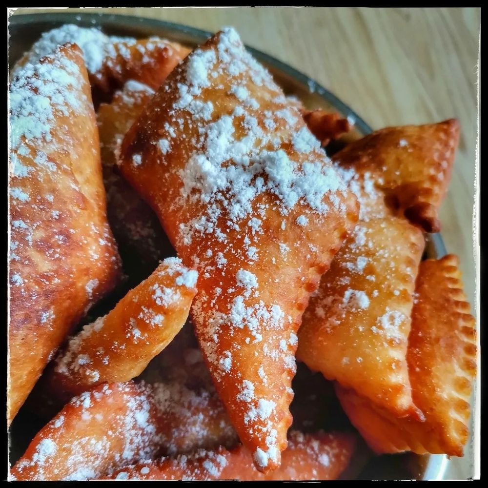 petit plateau d'oreillettes au sucre glace faites maison