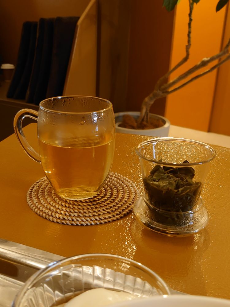 取っ手付きグラスに入ってる阿里山金宣茶の写真
蓋をひっくり返して茶葉でいっぱいの穴あきグラスをのせている