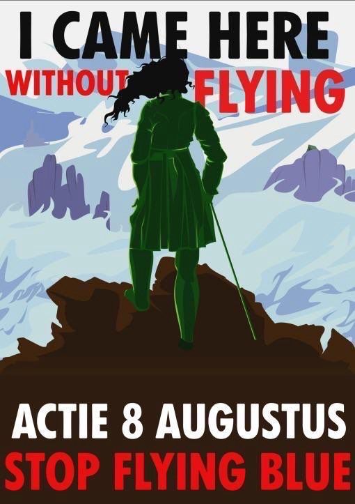 cartoonachtige tekening van de achterkant van een persoon met een groene jas en benen en zwart lang haar. De persoon staat op een bruine rots en kijkt uit over de sneeuwtoppen van meerdere bergen. In zwarte en rode letters staat bovenaan de tekst I came here without Flying. In witte en rode letters staat onderaan de tekst actie 8 augustus. Stop Flying blue. 