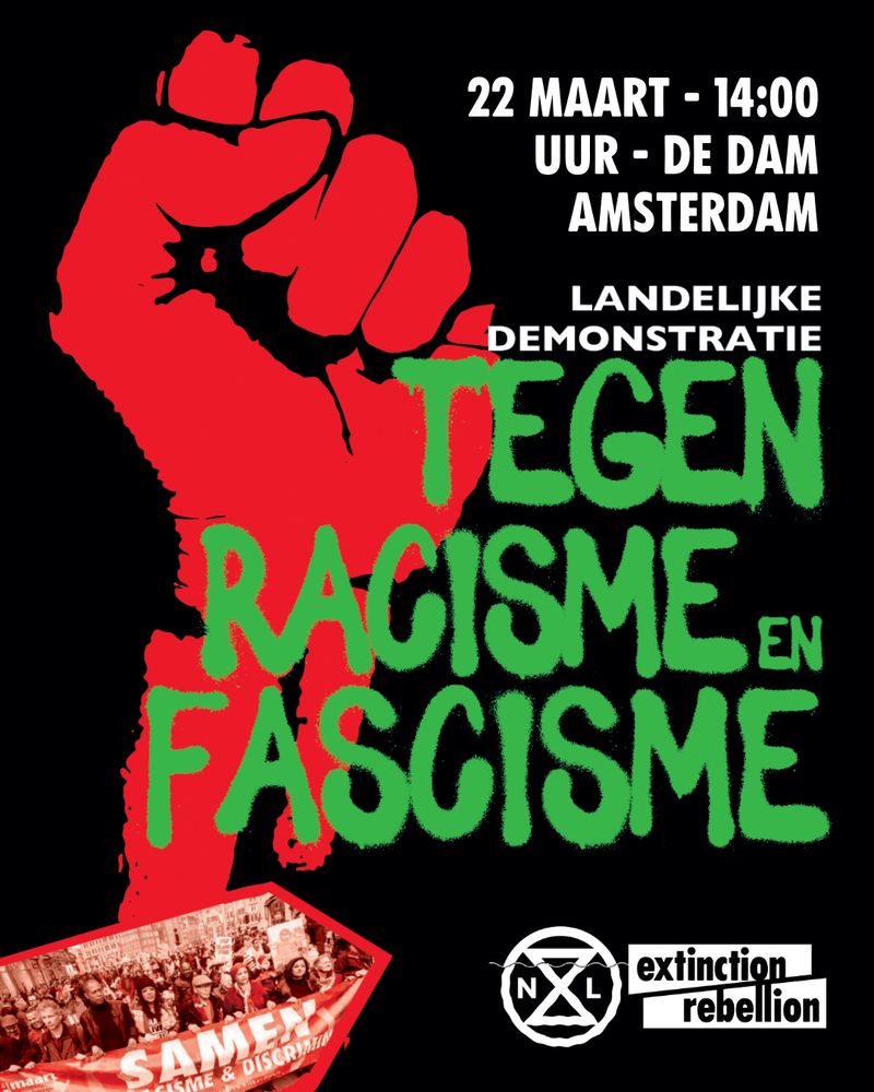 Poster van een rode vuist tegen een zwarte achtergrond met in groene letters de oproep 'tegen racisme en facisme' en in witte letters '22 maart - 14.00 uur - de dam - Amsterdam, Landelijke Demonstratie'. Onderaan staat het logo van Extinction Rebellion Nederland