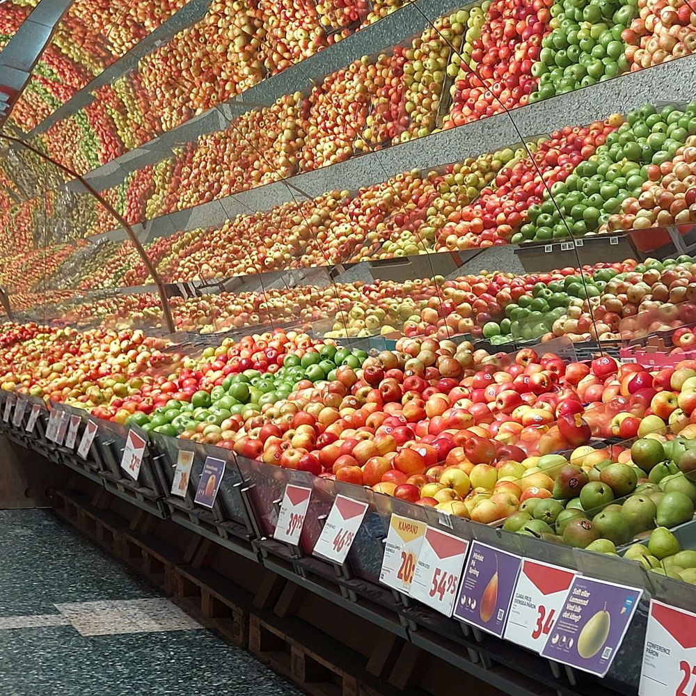 Riesige Apfelauslage mit Spiegelung