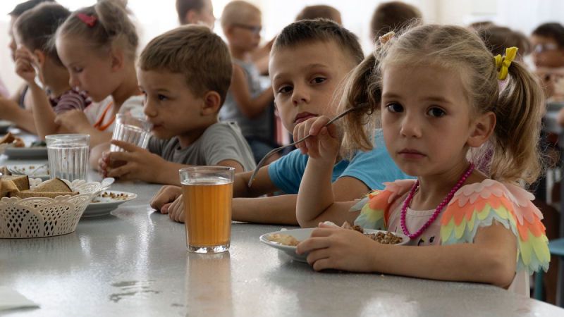 La Russie propose désormais des mineurs ukrainiens expulsés de force à l'"adoption" forcée par le biais d'un "catalogue" nouvellement créé, dans lequel les enfants ukrainiens sont classés par âge, couleur des yeux et des cheveux.