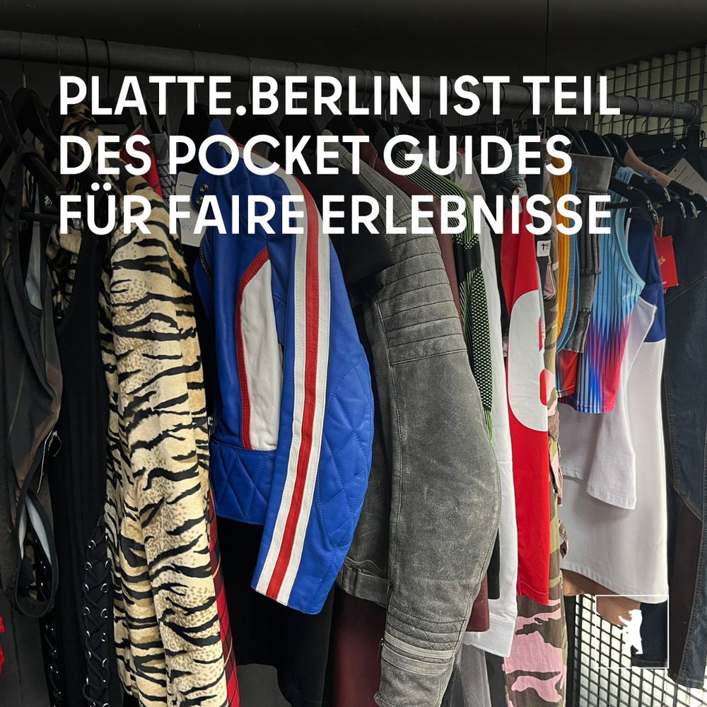 Mehrere bunte Kleidungsstücke auf einem Kleiderbügel mit der Aufschrift: PLATTE.BERLIN IST TEIL DES POCKET GUIDES FÜR FAIRE ERLEBNISSE.