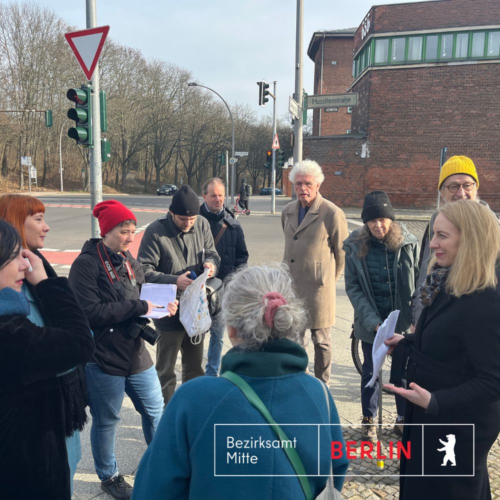 Bezirksstadträtin Dr. Almut Neumann (r.) im Gespräch mit Pressevertretern, FUSS e.V., Seniorenvertretung Mitte und Beirat für Menschen mit Behinderung Mitte.