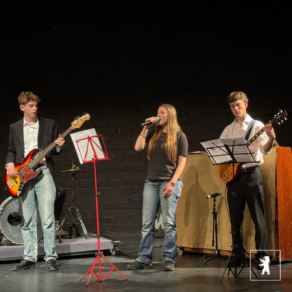 Musikalischer Auftritt von Schüler*innen des Französischen Gymnasiums. Unten rechts befindet sich das Logo des BA Mitte.