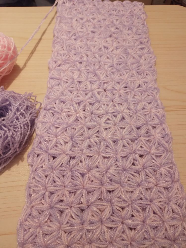 Bufanda tejida con punto jazmín 