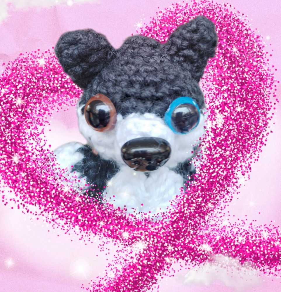 Perrito tejido a crochet en un fondo de corazón 