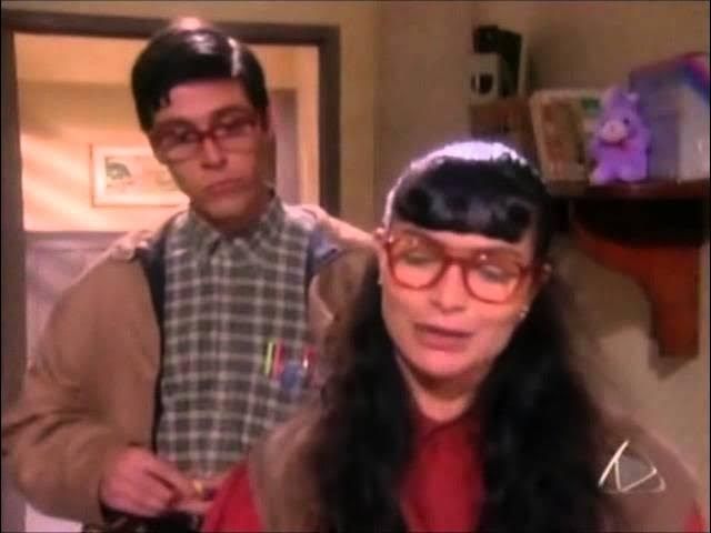 Meme de Betty la fea con Nicolás Mora atrás. 