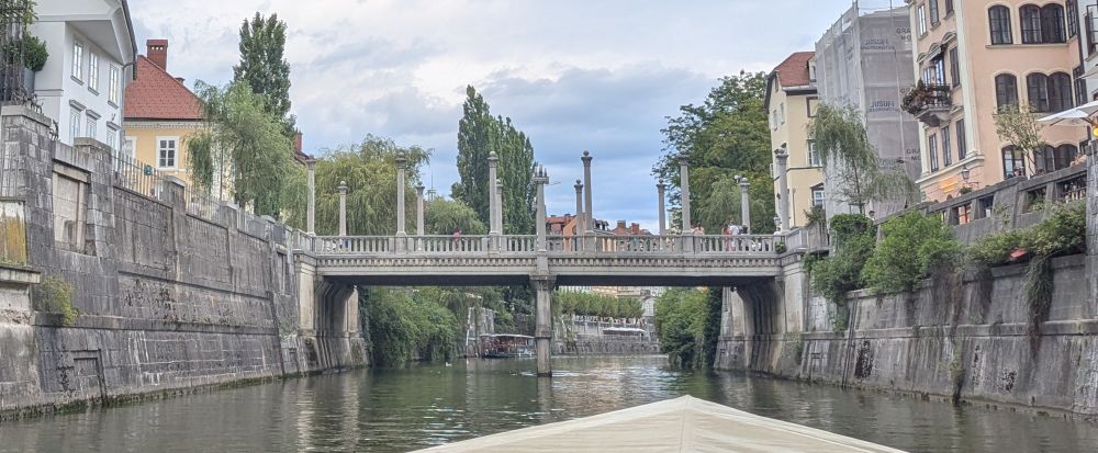 Iconic pillar bridge