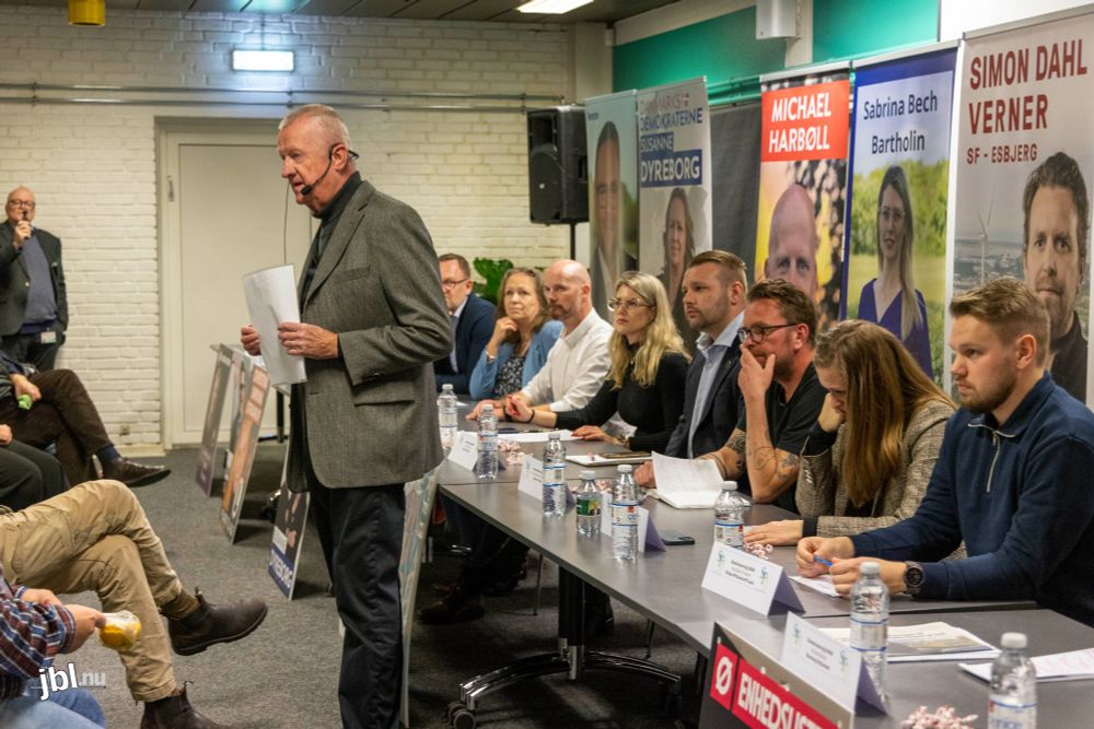 Aftenen blev kyndigt styret af ordstyrer Niels Hansen, tidligere redaktør på JydskeVestkysten.