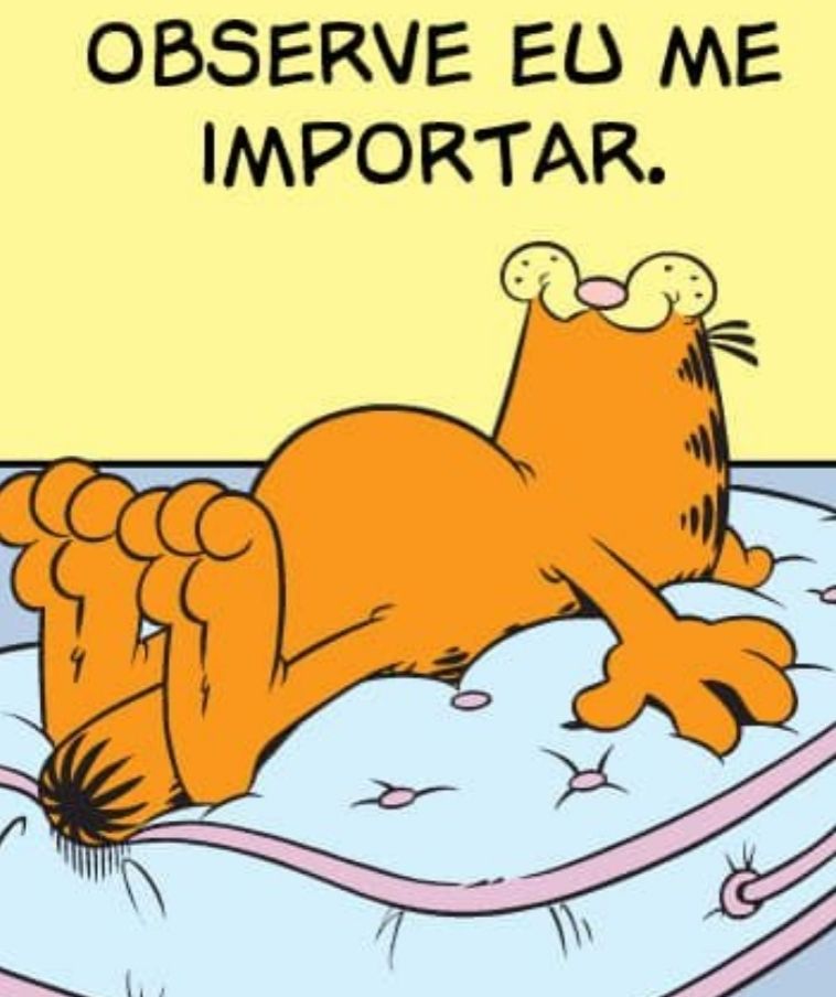 Gato amarelo Garfield deitado no colchão