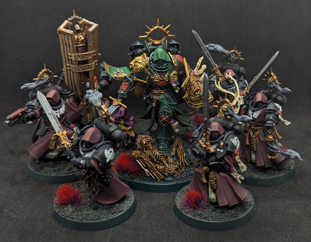 A painted Warhammer 40k model of the Primarch Lion El'Johnson of the Dark Angels, surrounded by Inner Circle Companions 