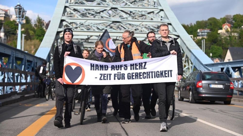 Demo auf dem Blauen Wunder: "Letzte Generation" protestiert gegen Abbruch des Verkehrsversuchs