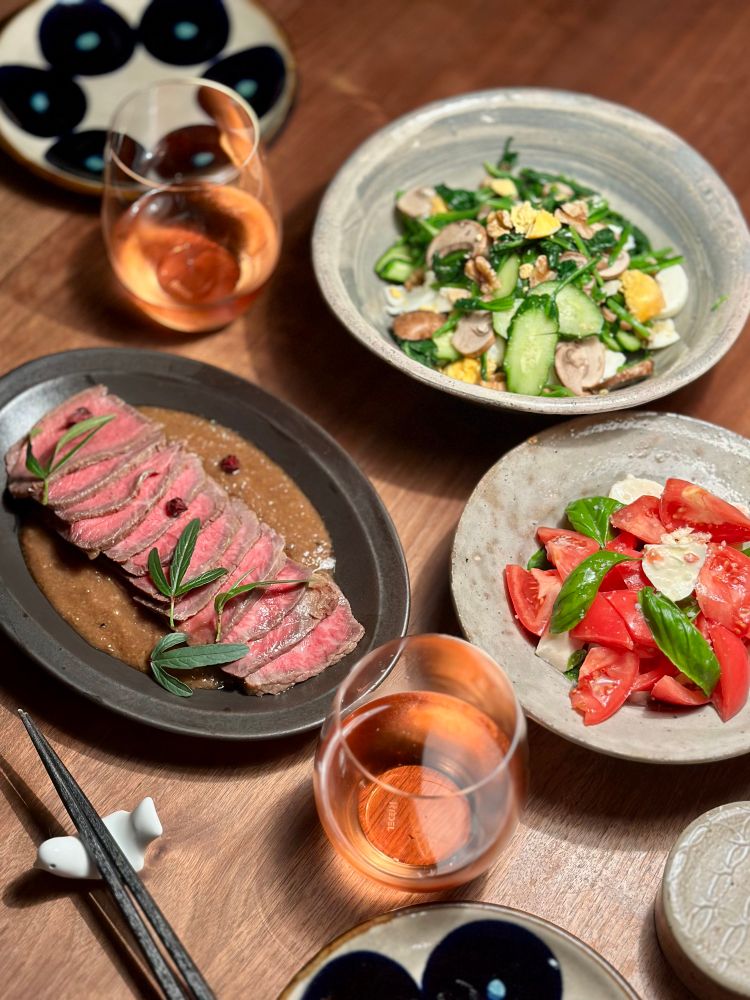 ローストビーフ麹ソース（玉ねぎ麹、醤油、昆布でつけた肉に火入れして、つけ汁に赤ワインとバルサミコ）、ホウレンソウの温サラダ、カプレーゼ）