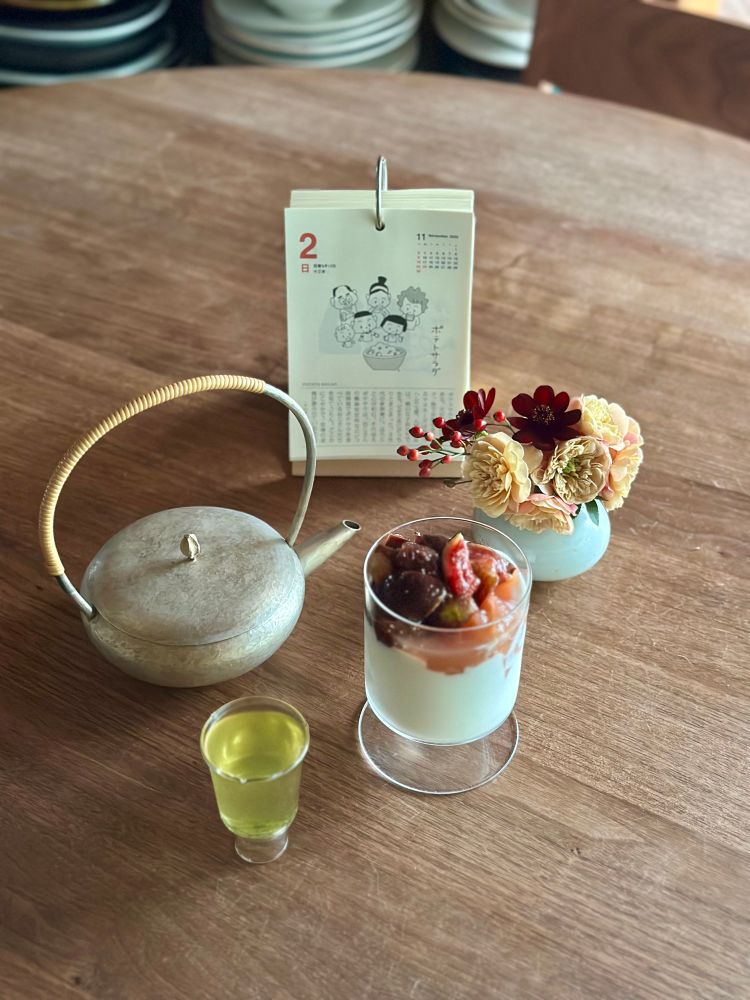 紅玉ピュレとイチジクマリネを乗せたヨーグルト、煎茶（つゆひかり）