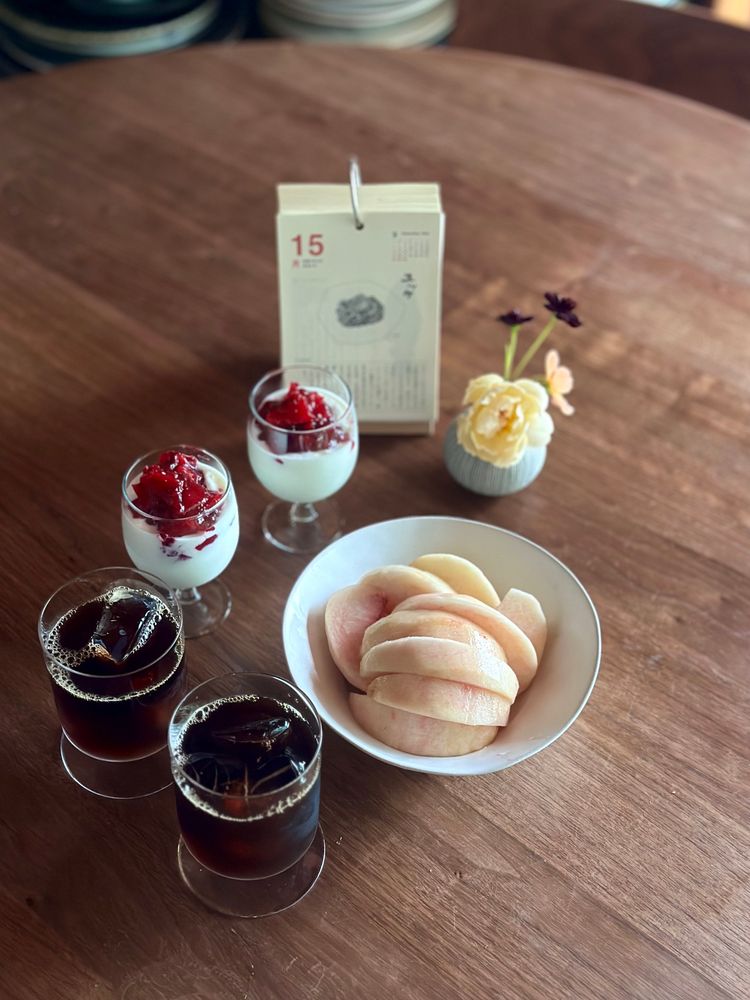 桃（さくら白桃）、ローゼルと林檎のコンフィチュールをのせたヨーグルト、アイスコーヒー