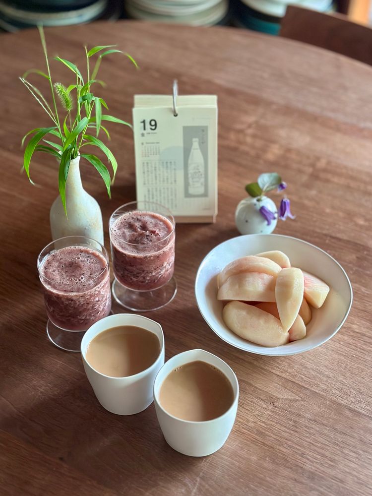 巨峰皮ごとスムージー（凍らせた巨峰、水、レモン汁）さくら白桃、温かいカフェオレ