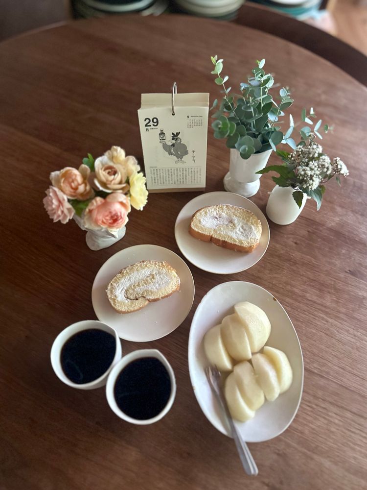 昨日の道の駅で見つけたロールケーキ（道の駅で地元のお菓子屋さんのケーキ買うの好き）、奈良の廿世紀梨、コーヒー