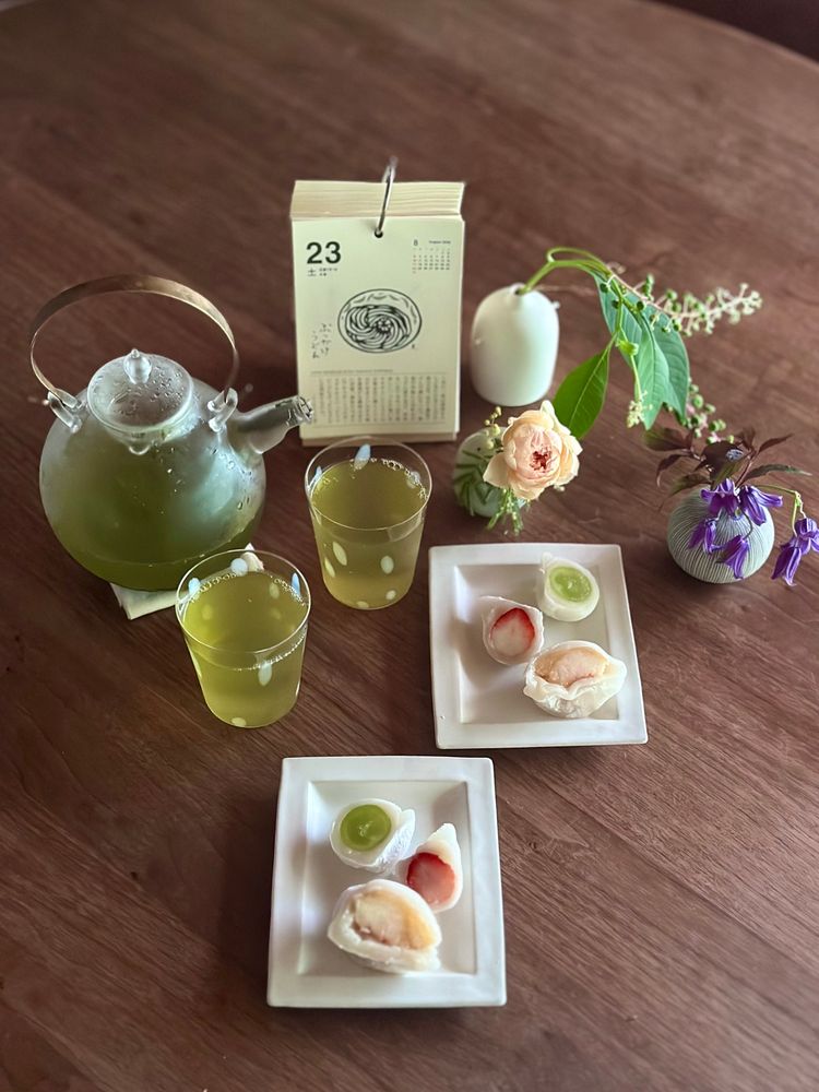 到来ものの果物大福、桃、いちご、マスカット。水出し煎茶