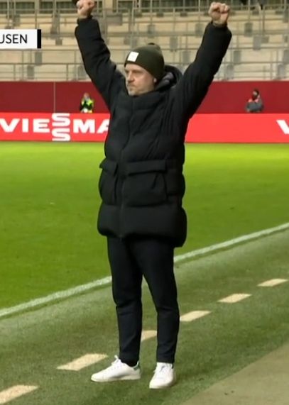 Straus with both arms in the air