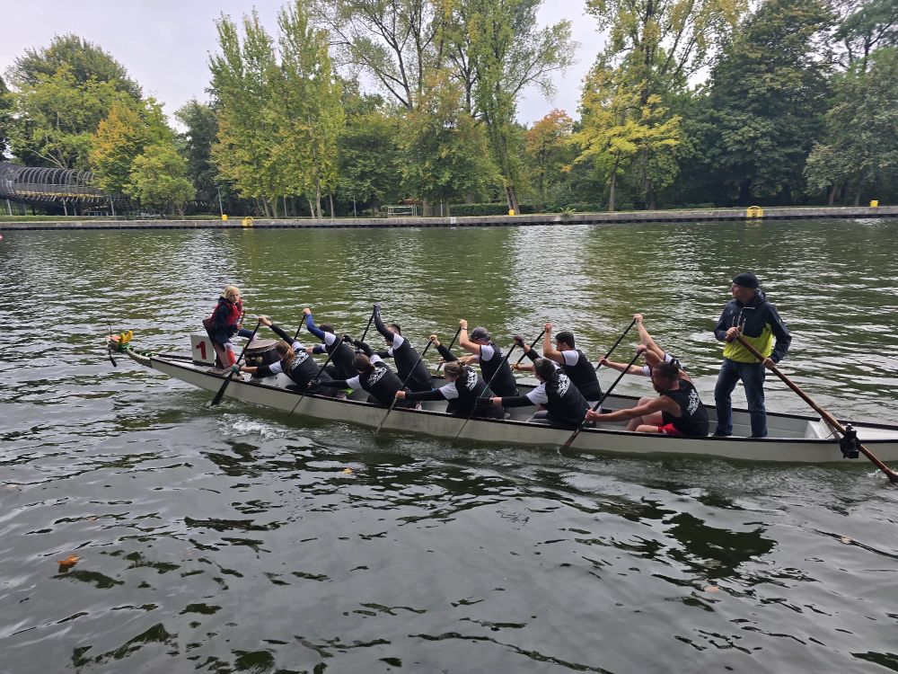 Blick auf ein Drachenboot mit 5 Sitzbänken im Wasser