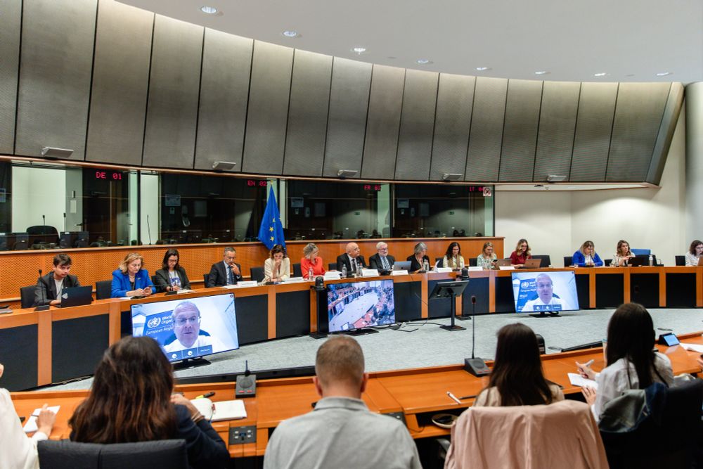 Overview of the room with Dr Hans Kluge speaking online 