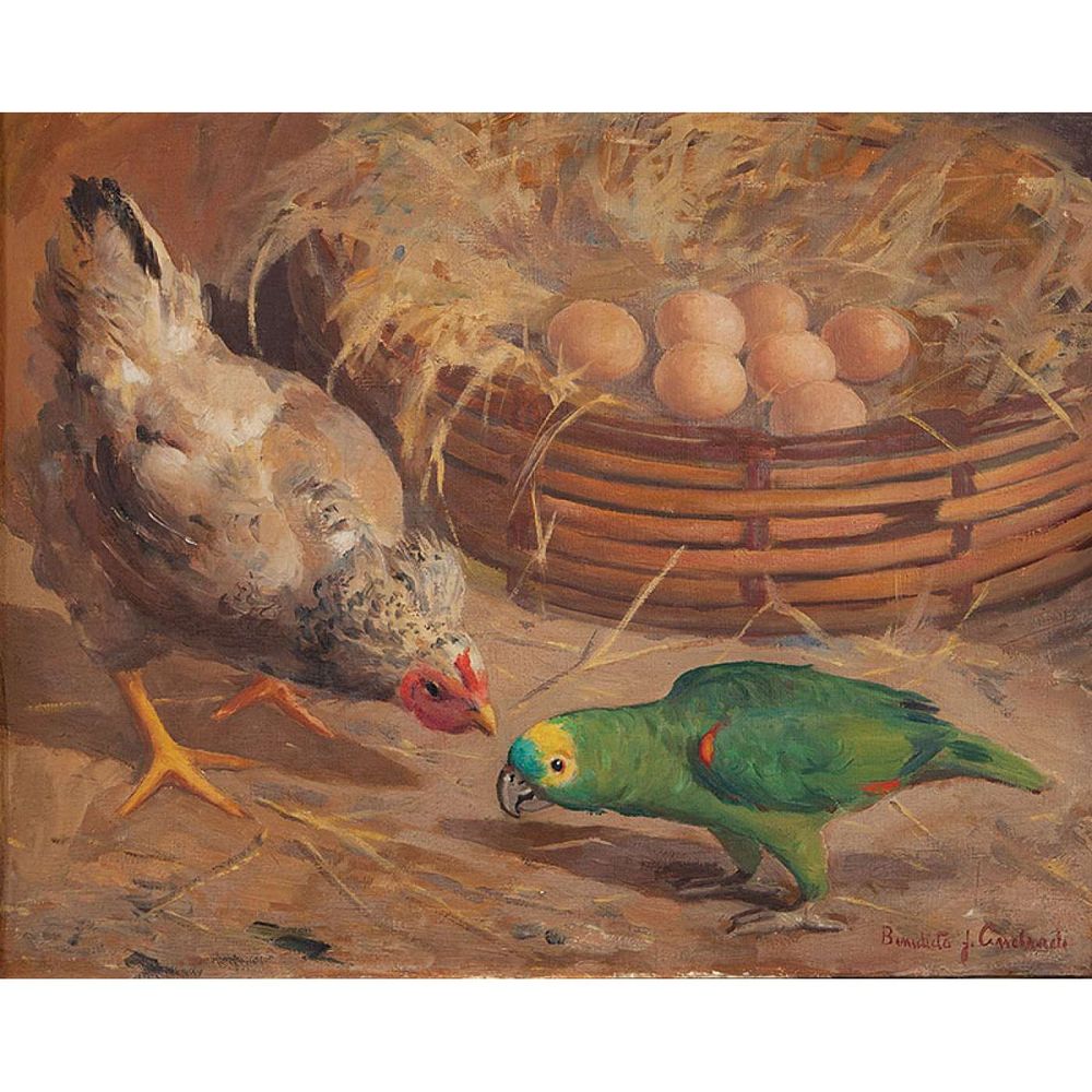 O quadro de Benedito José Andrade mostra uma cena rural serena e intimista. No primeiro plano, uma galinha e um papagaio estão no chão de terra, próximos um do outro, parecendo dividir o mesmo espaço com curiosidade e calma. Atrás deles, há um cesto de palha cheio de ovos, parcialmente coberto por feno, o que reforça o ambiente de galinheiro.