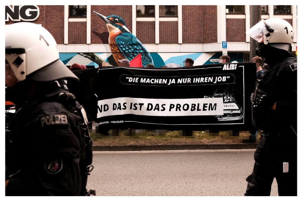 Die "Antinationale Linke Bielefeld" organisierte eine Anreise aus dem benachbarten Bielefeld und war mi einem Transparent auf der Demo vertreten. 
Auf dem Foto ist ein Transparent mit der Aufschrift: "Die machen ja nur ihren Job - Und das ist das Problem" zu sehen.