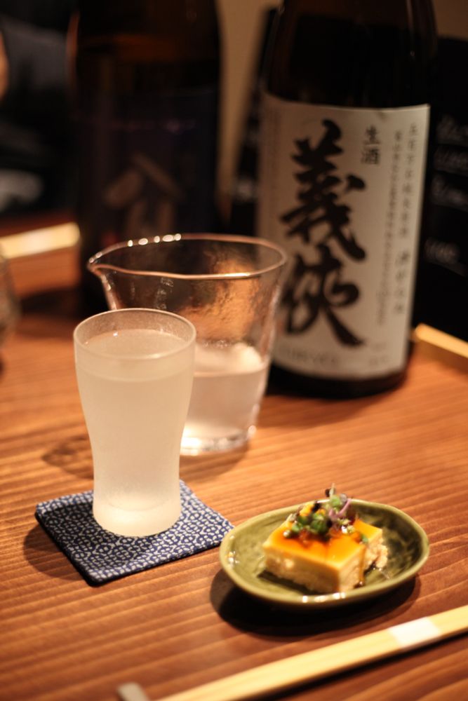 蕎麦前　拍にて、義侠　五百万石　純米生原酒おりがらみ、お通しの　写真。