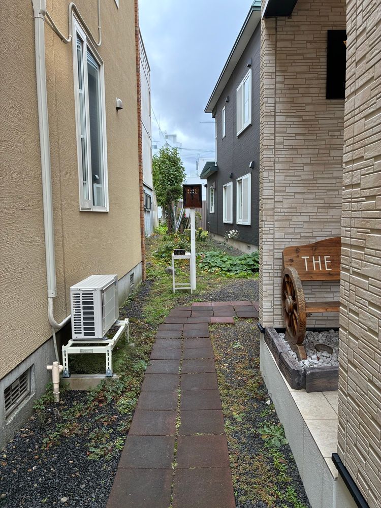 オハヨウケイクス入り口が　突き当たりにある。焼き菓子店。