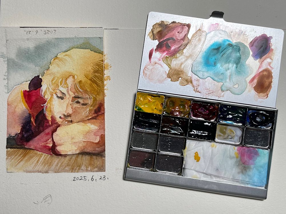 水彩画の横にパレットが置かれている。