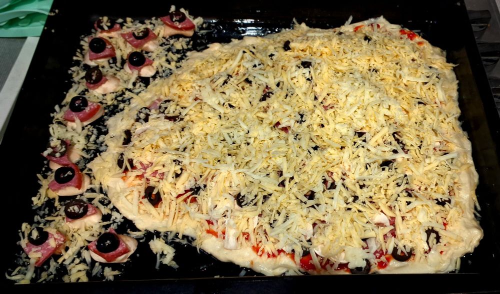 неприготовленная пицца на противне (её щас запихнут в духовку)