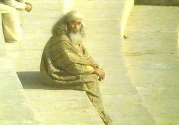 Still aus Leben des Bryan: Ein alter Mann - die populäre Front. „Spalter!“