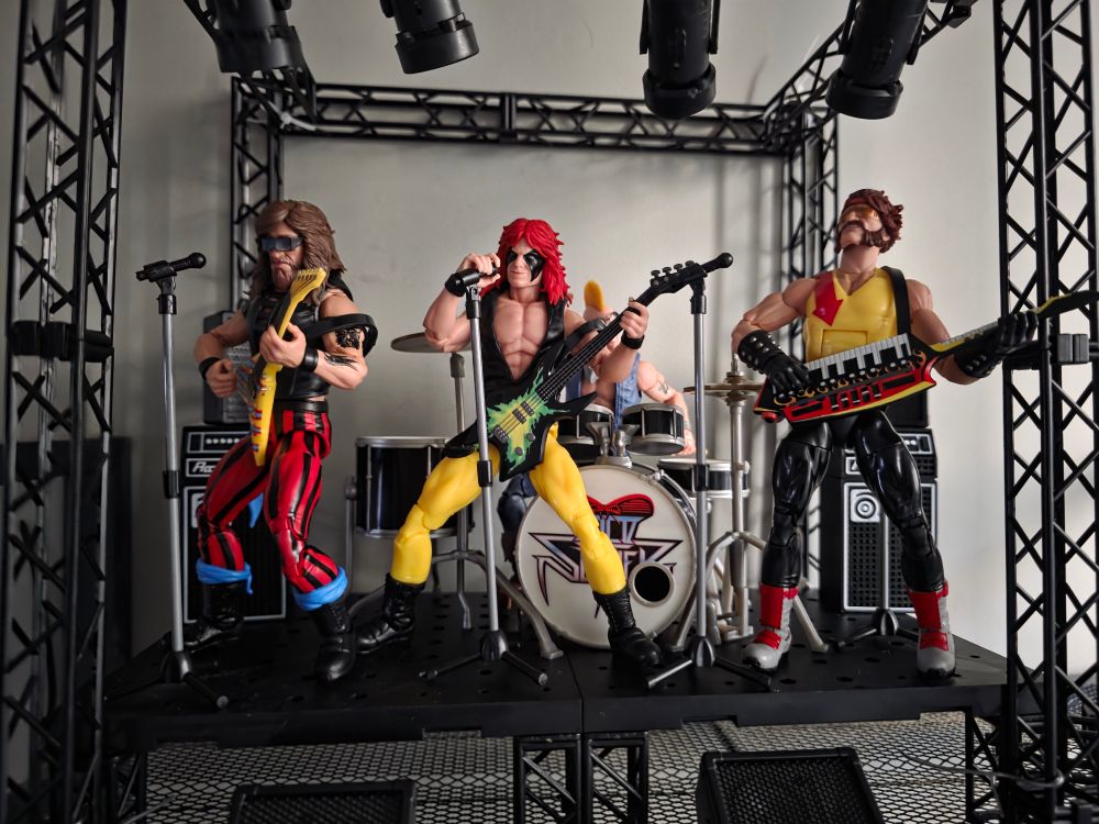 Zartan St. Hubbins on Bass. 