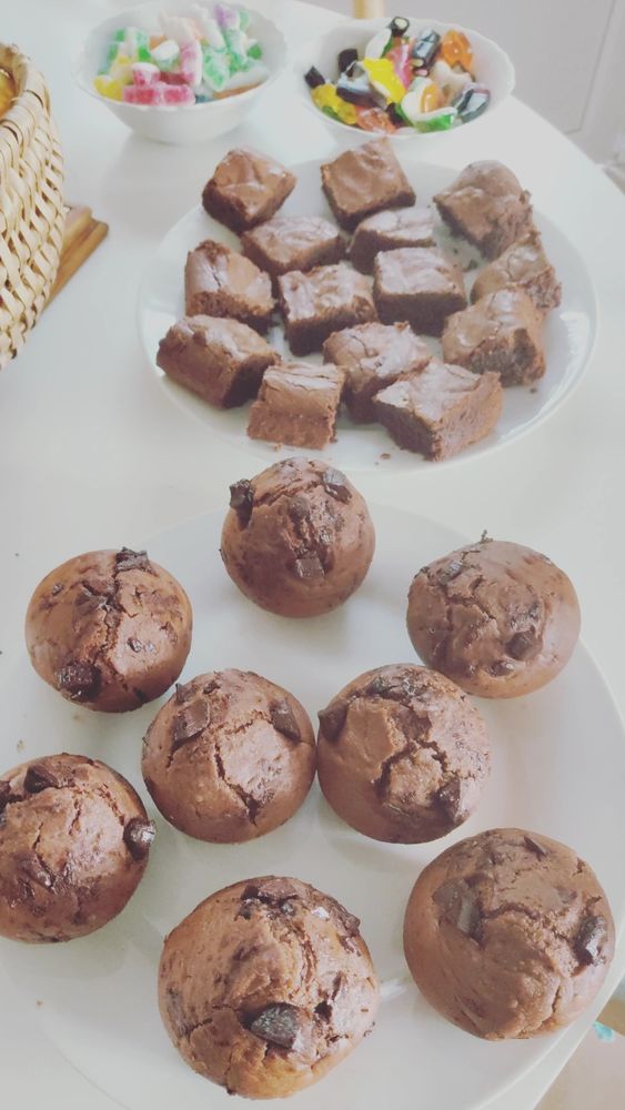 Goûter de vacances avec muffins brownie et bonbons.