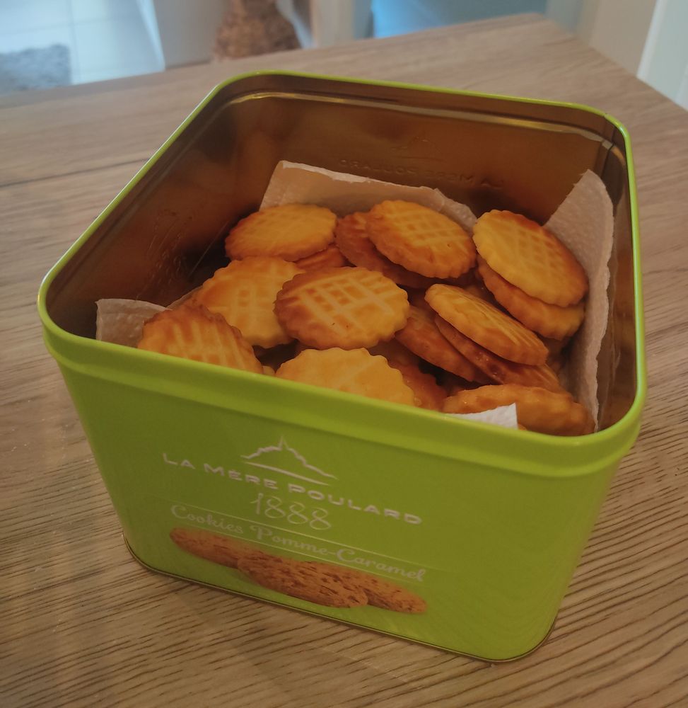 Galettes bretonnes dans une boîte en fer