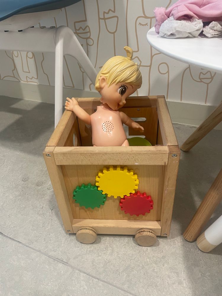 Poupée d’enfant avec la tête tournée dans un angle impossible et inquiétant