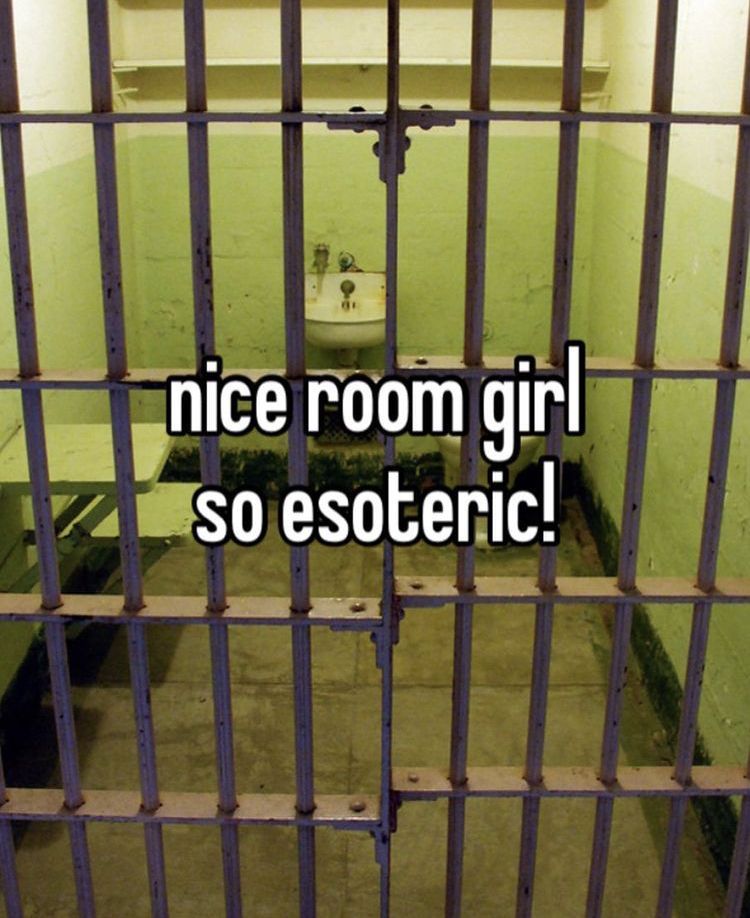 Outra foto de uma cela. Texto: Nice room girl, so esoteric!