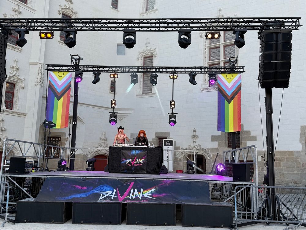 Scène brandée divine and the queens + drapeau pride
