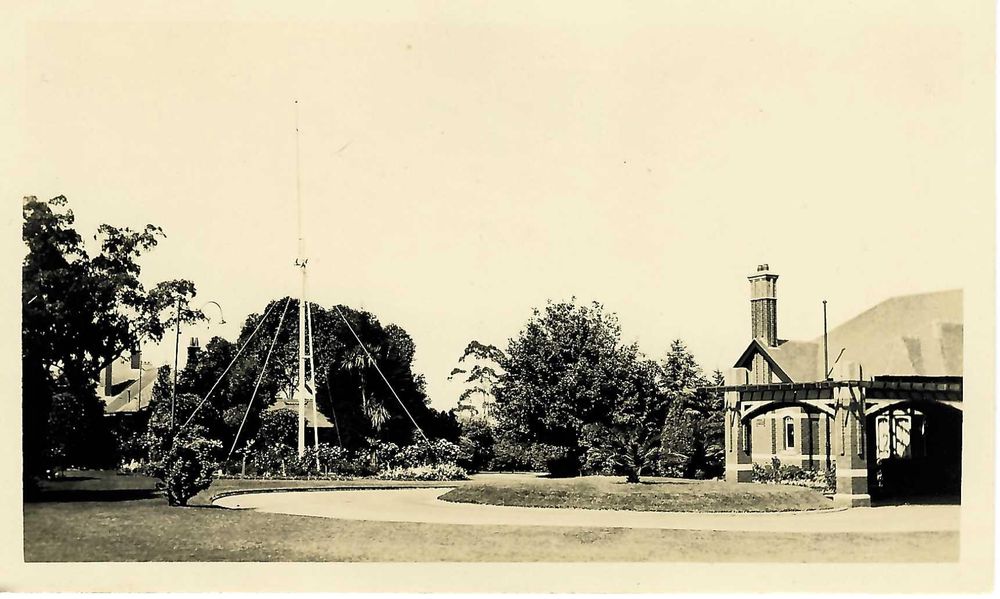 Reumah, Mont Albert Rd, Balwyn Melbourne- early 1920’s radio tower in front yard. Note the ladder to climb to the top