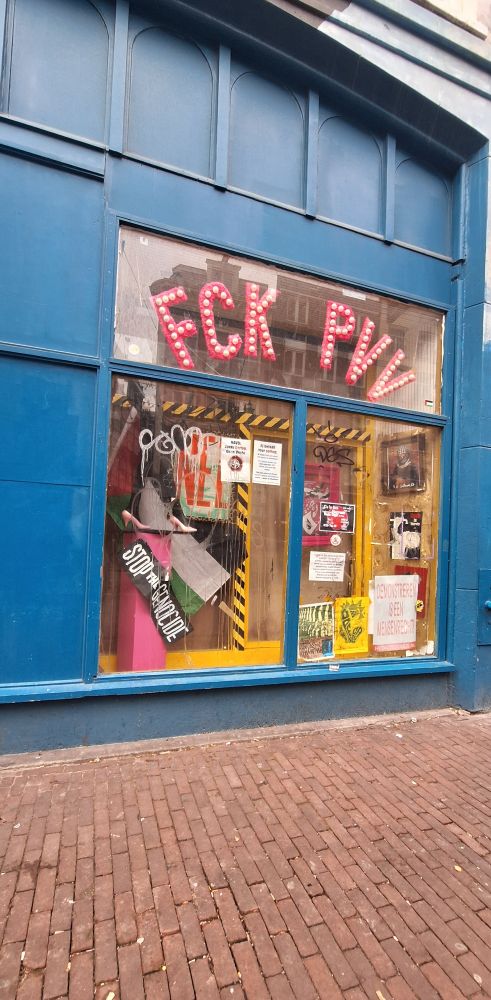 Devant Vrankrijk, à Amsterdam,
On lit "FCK PVV" en lettres capitales lumineuses sur moumoute rose.