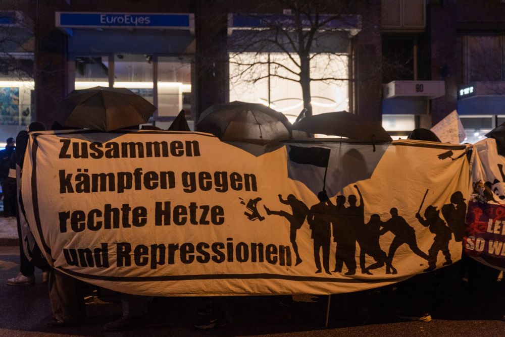 Banner mit "Zussmmen kämpfen gegen rechte Hetze und Repressionen"