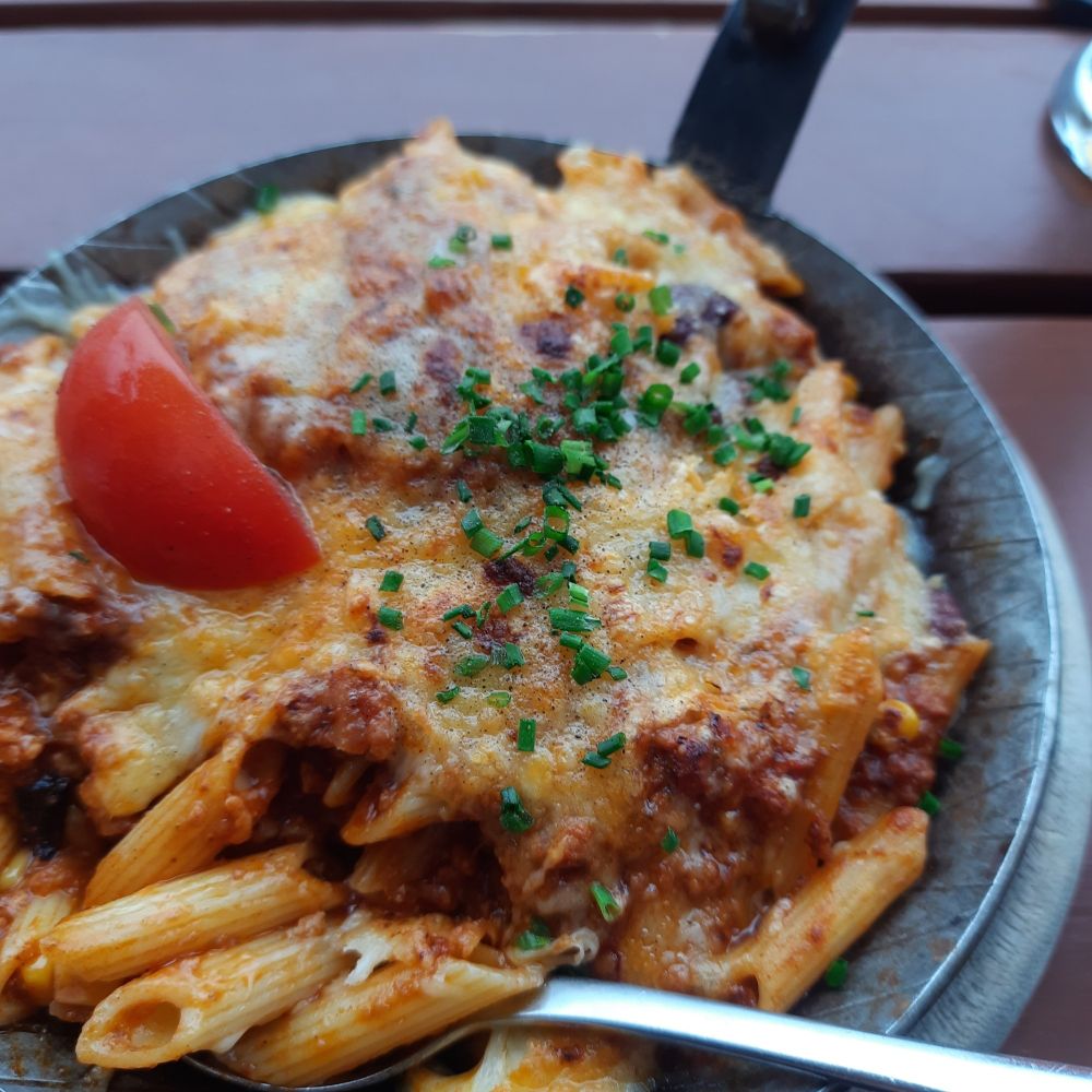Nudeln mit ChilliconCarne im Pfaennchen mit Bergkäse überbacken